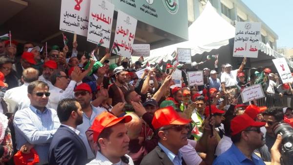 استياء شعبي عقب وقف اضراب النقابات.واجتماع طارئ للمناقشة