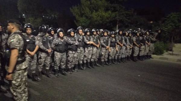 بالصور ....محتجون يتناولون الافطار على الدوار الرابع وسط تواجد امني مكثف