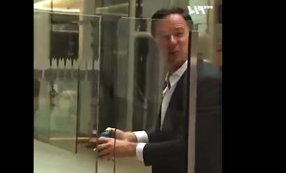 بالفيديو: رئيس وزراء ينظف الأرض والعاملات يصفقن!