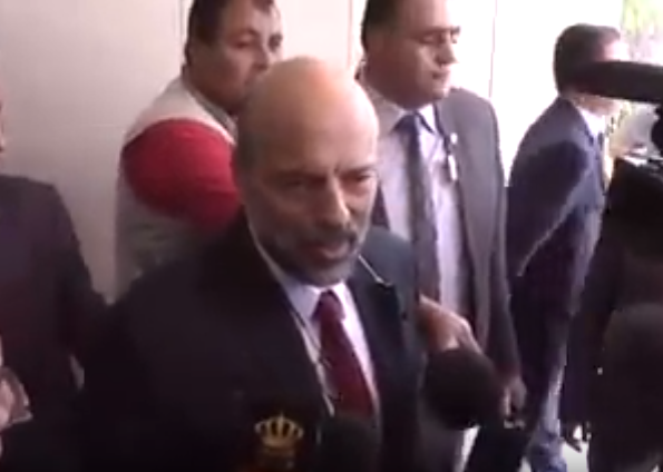 رئيس الوزراء الدكتور في أول لقاء تلفزيوني بعد تكليفه:عنواننا هو التشاور والحوار وهو ما بدأناه اليوم صباحاً  فيديو