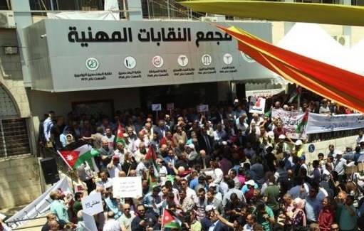  النقابات تطالب المحتجين بضبط النفس