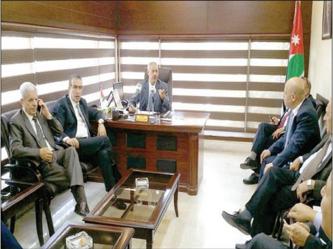 نقباء يشكرون الرزاز على شجاعته بسحب الضريبة ويقولون : نزعت فتيل أزمة وأثلجت صدرونا