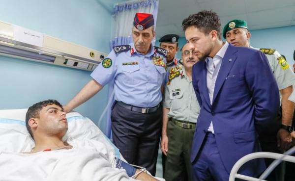 ولي العهد يطمئن على صحة مصابي الأجهزة الأمنية (صور)