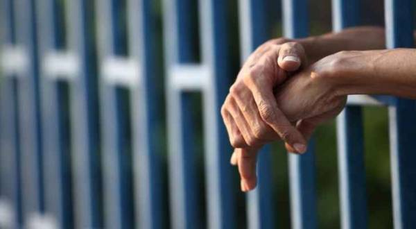 بحث  جنائي العاصمة مسؤول عن وفاة مواطن بالزنزانه.. وتوقيف خمسة بسبب الحادثه