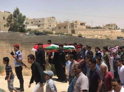 شاهد بالصور...جنازة عسكرية مهيبة للنقيب السبيلة في الموقر