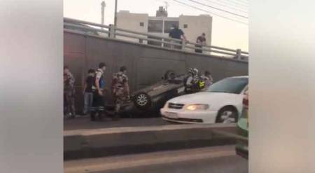 بالفيديو ... انقلاب مركبة داخل نفق الدوار السادس في عمان