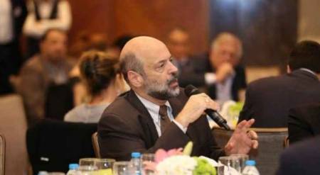 ناشطون يتداولون عشرات التشكيلات الوزارية الوهمية لحكومة الرزاز