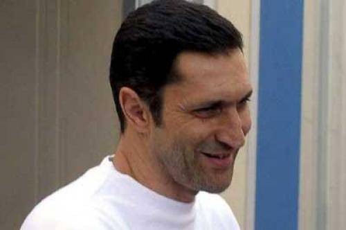 نجل مبارك يظهر في مسجد الحسين… والمئات يتجمعون حوله لالتقاط صور تذكارية