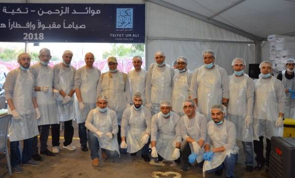 البنك العربي الإسلامي الدولي يقوم بتوزيع طرود الخير وتفطير صائمين بالتعاون مع تكية أم علي