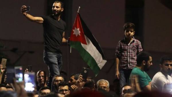 صحف عربية: لماذا نساعد الأردن؟