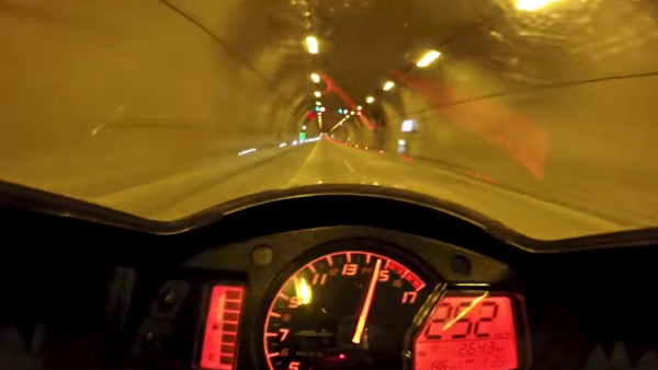 انزلاق دراجة سباق نارية من جبل إلى واد سحيق! (فيديو)