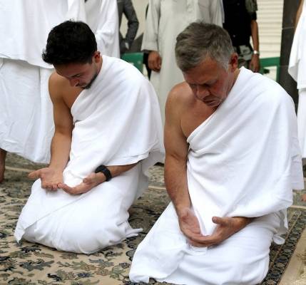 شاهد بالصور .. الملك عبدالله الثاني خلال أدائه لمناسك العمرة