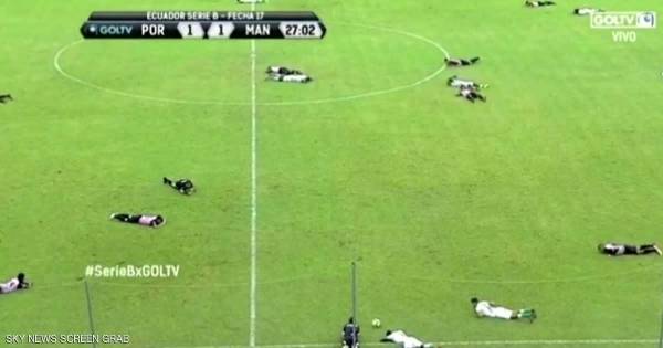 بالفيديو.. انبطاح جماعي للاعبين بعد هجوم جوي غريب