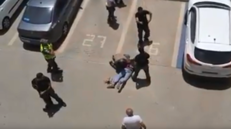الشرطة الإسرائيلية تطلق النار على فلسطيني بزعم طعنه فتاة إسرائيلية (فيديو)