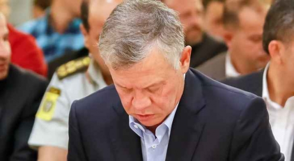 بالصور ...الملك يشارك المصلين أداء صلاتي العشاء والتراويح بمسجد الهاشمية