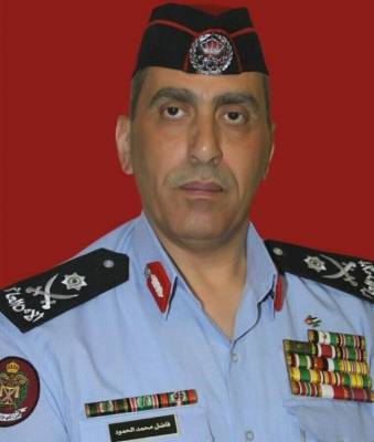 أهالي موقوف متوفى يتجمهرون امام مكتب مكافحة مخدرات الزرقاء ..