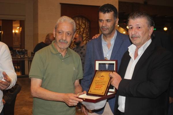 النقيب صالح جلوق ونائبه حامد عوض  يكرما سعادة النقيب السابق نجاتي الشخشير خلال حفل إفطار للإعلاميين  صور