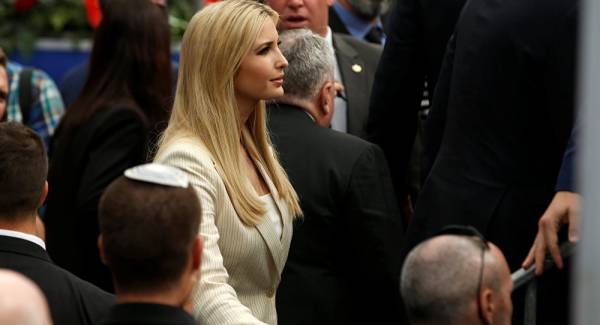 إيفانكا ترامب تساند ممثلا إباحيا ضد والدها