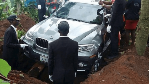 نيجيري ثري يدفن والده بأغرب تابوت ممكن