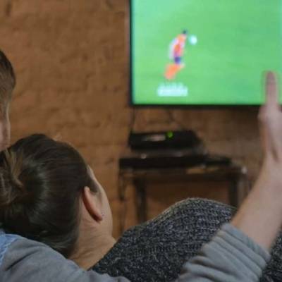 كيف تتعاملين مع زوجك عاشق كرة القدم أثناء كأس العالم؟