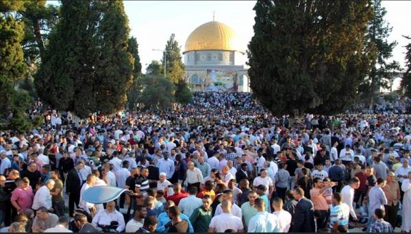 90 الفا أدّوا صلاة العيد في المسجد الاقصى
