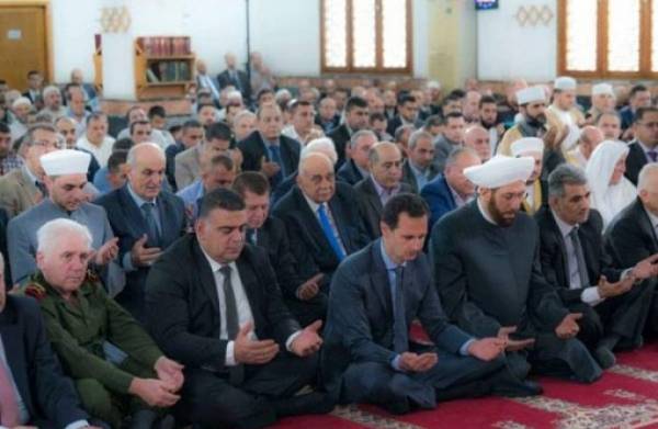 الأسد يؤدي صلاة عيد الفطر في مدينة طرطوس الساحلية