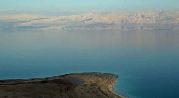 بعد تقارير عن تسرب غاز من الجهة المقابلة في البحر الميت.. وزارة البيئة تفحص المنطقة