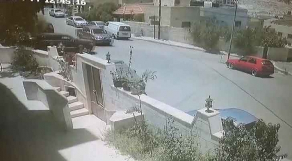 بالفيديو.. عدم انتباه سائق يتسبب بانقلاب مركبة في الزرقاء