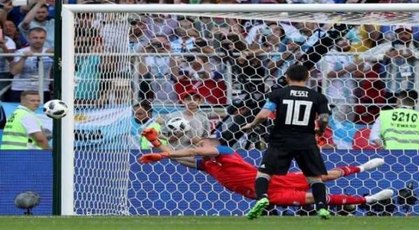 حارس مرمى آيسلندا يكشف سر تصديه لكرة جزاء ميسي