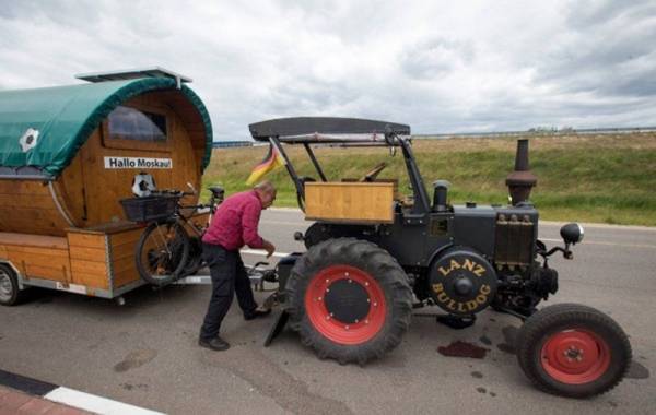 بالفيديو.. مشجع ألماني يسافر إلى روسيا بجرار زراعي