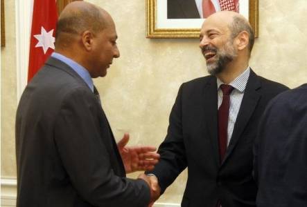 شاهد بالصور .. الحكومة تتقبل التهاني في بيت الضيافة