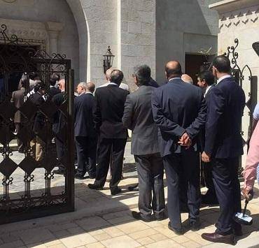 ناشطون يعبرون عن استيائهم من طابور مهنئي الحكومة