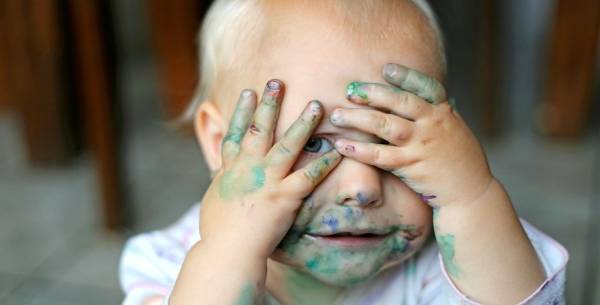 أم مهددة بدفع 132 ألف دولار بسبب شقاوة طفلها .. تفاصيل