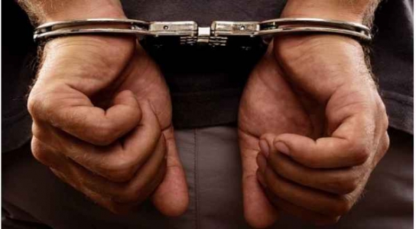 ضبط 4 اشخاص سلبوا وافد من جنسية عربية تحت تهديد السلاح في عمان