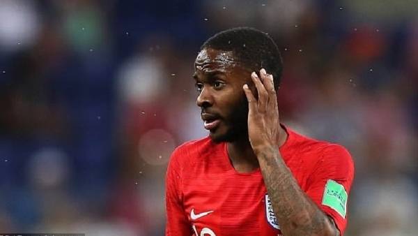 شاهد ...آلاف البراغيث هاجمت اللاعبين أثناء مباراة تونس وإنجلترا