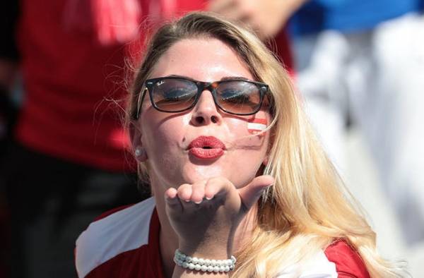 مُشجعة تُقبّل مراسلًا مصريًا على الهواء.. وإعلامية تقول الله يرحمه (فيديو)