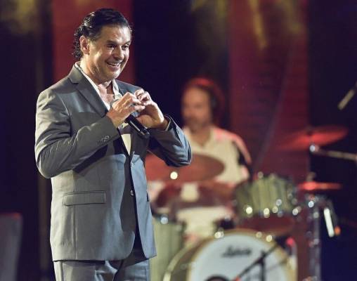 تصرفات معجبات راغب علامة تثير استياء سعوديين