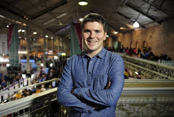 أصغر ملياردير عصامي.. كيف بنى ثروته؟