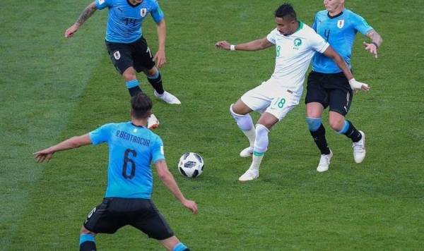 شاهد: عطب يصيب الكرة أثناء هجمة مرتدة للمنتخب السعودي.. ومغردون يتندرون