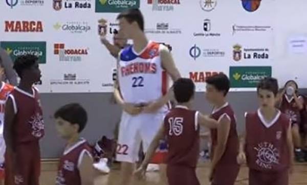 بالفيديو شاهد اطول طفل في العالم