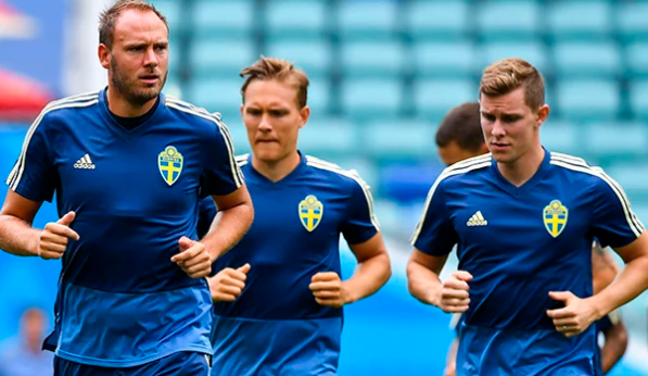 منتخب السويد مهدد بخسارة 3 لاعبين ضد منتخب ألمانيا بسبب تسمم غدائي