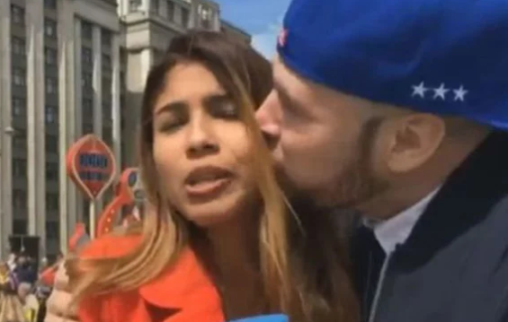 مشجع روسي يعتذر لمراسلة كولومبية قبلها أمام الكاميرا!
