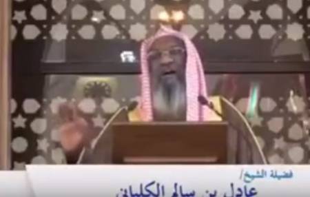 بالفيديو...هكذا أحرج إمام الحرم المكي أحد المصلين كان يلعب بهاتفه الجوال أثناء خطبة الجمعة