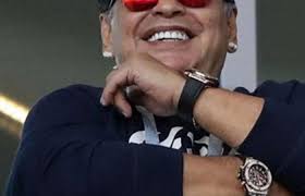 ماهو سرّ ارتداء مارادونا ساعتي يد