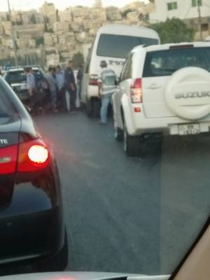 بالصور...12 اصابة بحادث تدهور حافلة في وادي عبدون بعمان