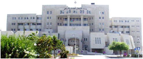 وزير الأشغال العامة والإسكان ينهي عقود عطاءات الصيانة الروتينية