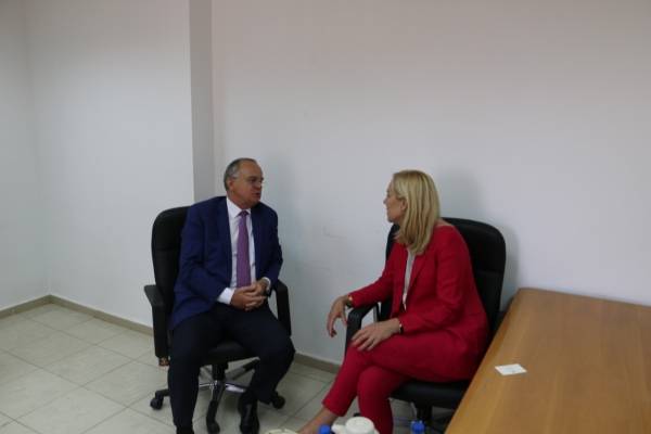 وزير العمل يلتقي بوزيرة التجارة الخارجية الهولندية سيغريد كاغ