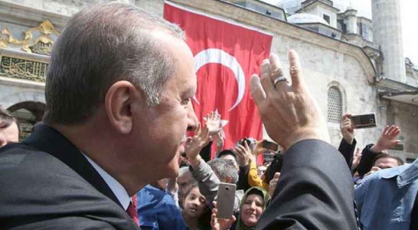 اردوغان يحتفل بإعادة انتخابه رئيسا لتركيا مع سلطات معززة