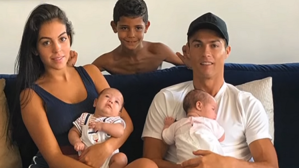 هل تقدم رونالدو لخطبة صديقته قبيل مباراته مع المغرب؟ (صور)