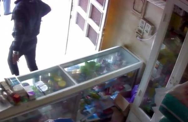 مجهول يهدد صيدلي بعصا ويسلبه 350 دينارا بالزرقاء